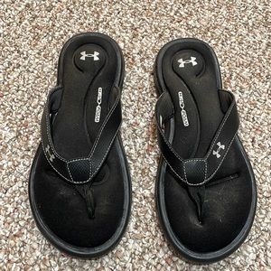 Under Armor memory foam flip flops size 6